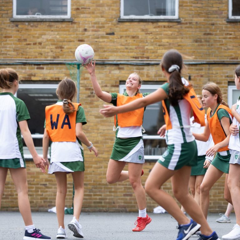 girls playing netball