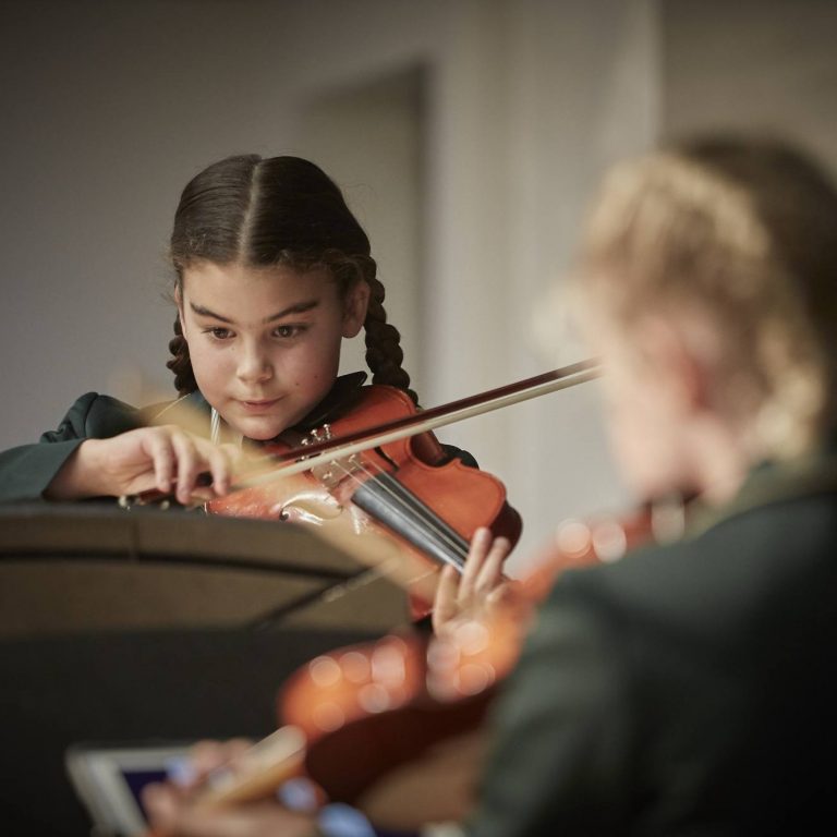 girl playing violin