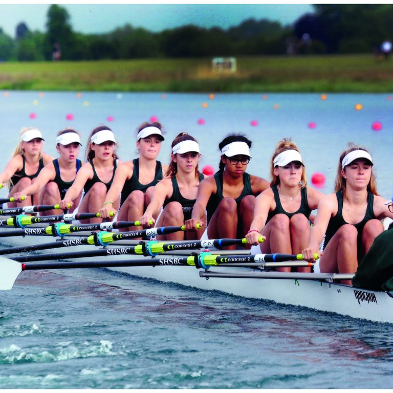 students rowing