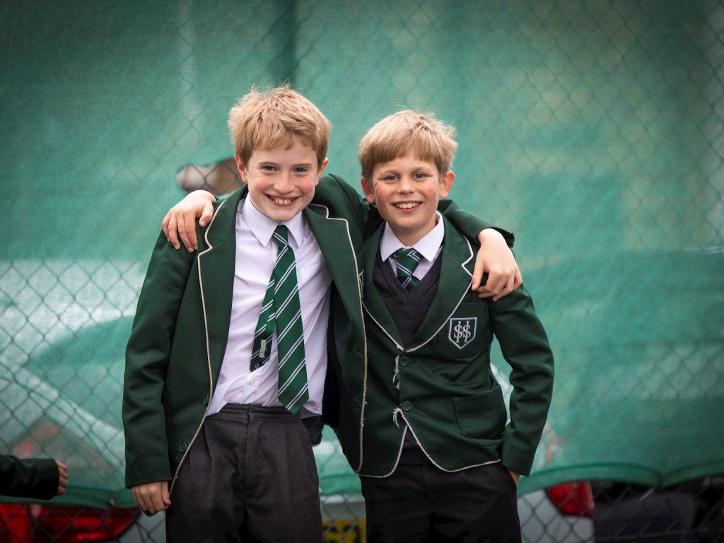 2 students with their arms around each other