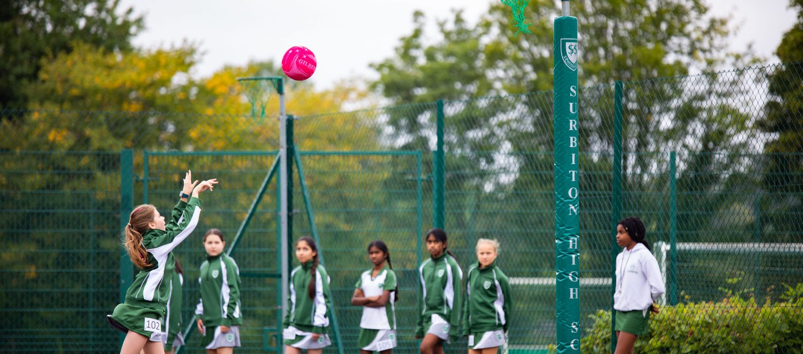 students playing netball together